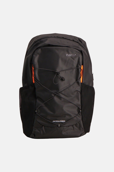 Zwarte rugzak van ACCESSORIES BY JACK & JONES, met oranje accenten en een gekruist elastisch koord aan de voorkant.
