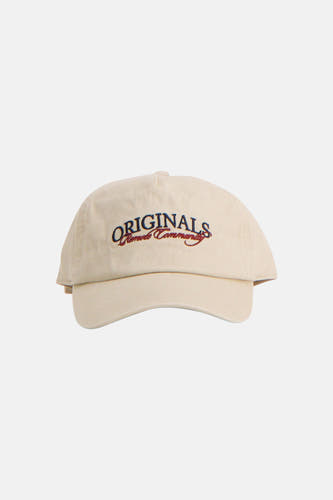 Ecru pet van ACCESSORIES BY JACK & JONES met donkerblauwe en rode geborduurde tekst 'ORIGINALS Remede Community'.