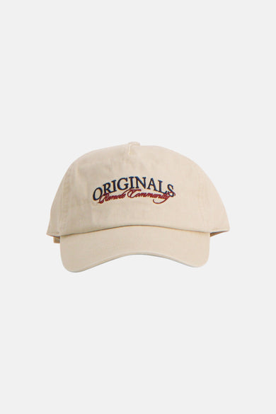 Casquette écru de ACCESSORIES BY JACK & JONES avec texte brodé 'ORIGINALS' en bleu et 'Remote Community' en rouge.