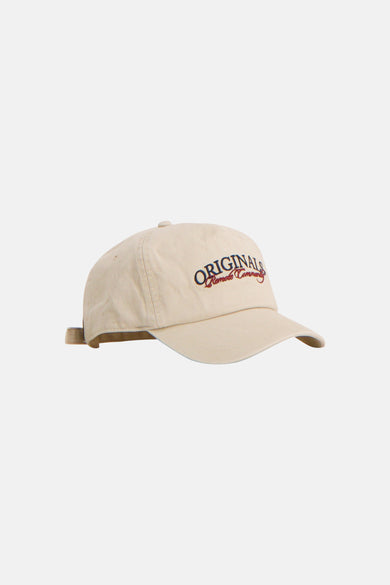 Ecru pet van ACCESSORIES BY JACK & JONES met geborduurde 'ORIGINALS' tekst in blauw en 'Remote Community' in rood.