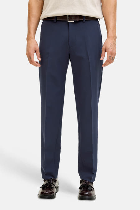 Blauwe kostuumbroek van PREMIUM by JACK & JONES, met een bruine riem en leren schoenen.