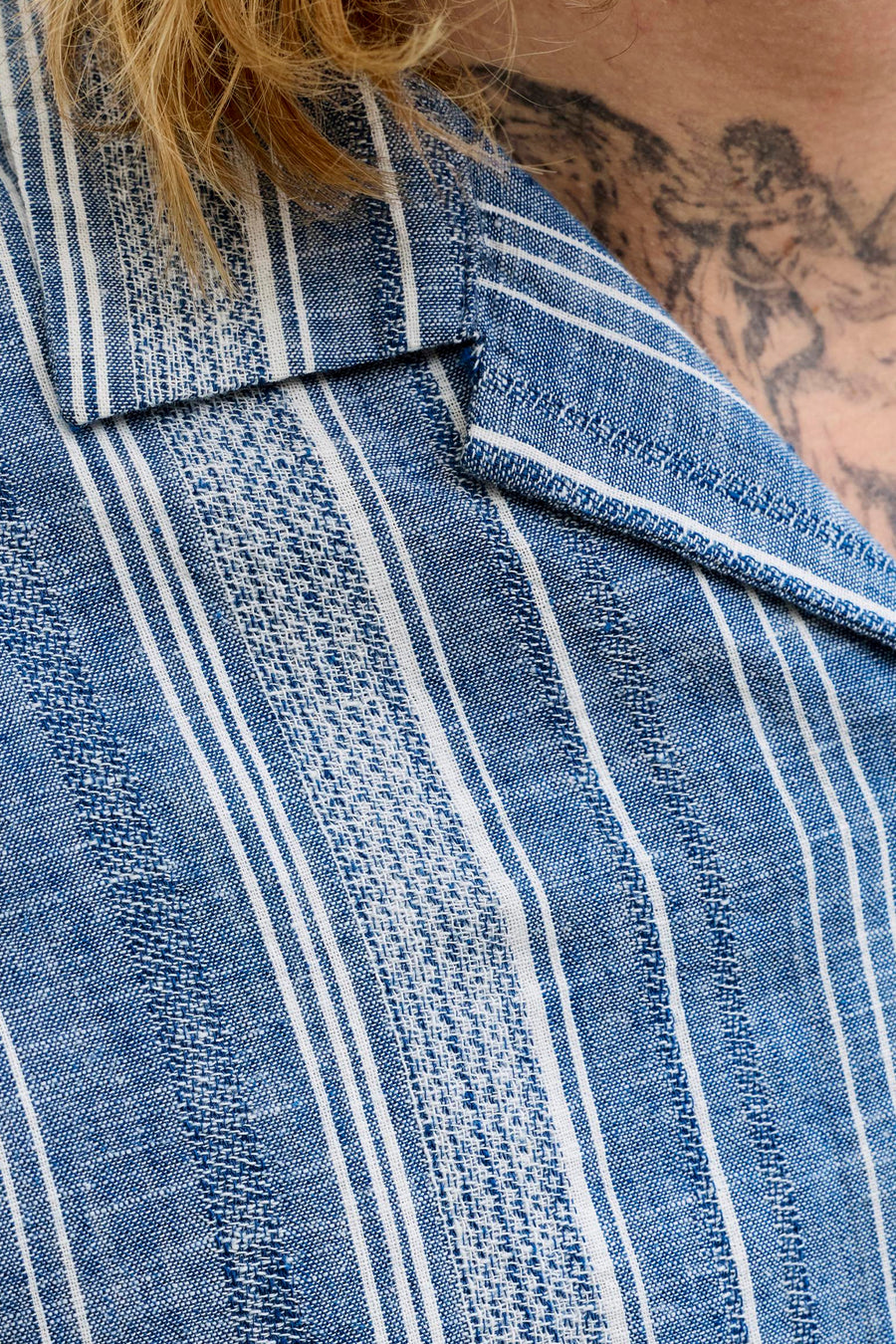 Blauw gestreept overhemd van PREMIUM BLUE by JACK & JONES, met korte mouwen en een geweven textuur.