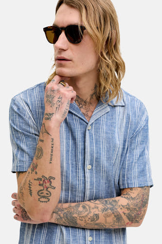 Blauw overhemd met korte mouwen van PREMIUM BLUE by JACK & JONES, met verticale strepen en knoopsluiting.