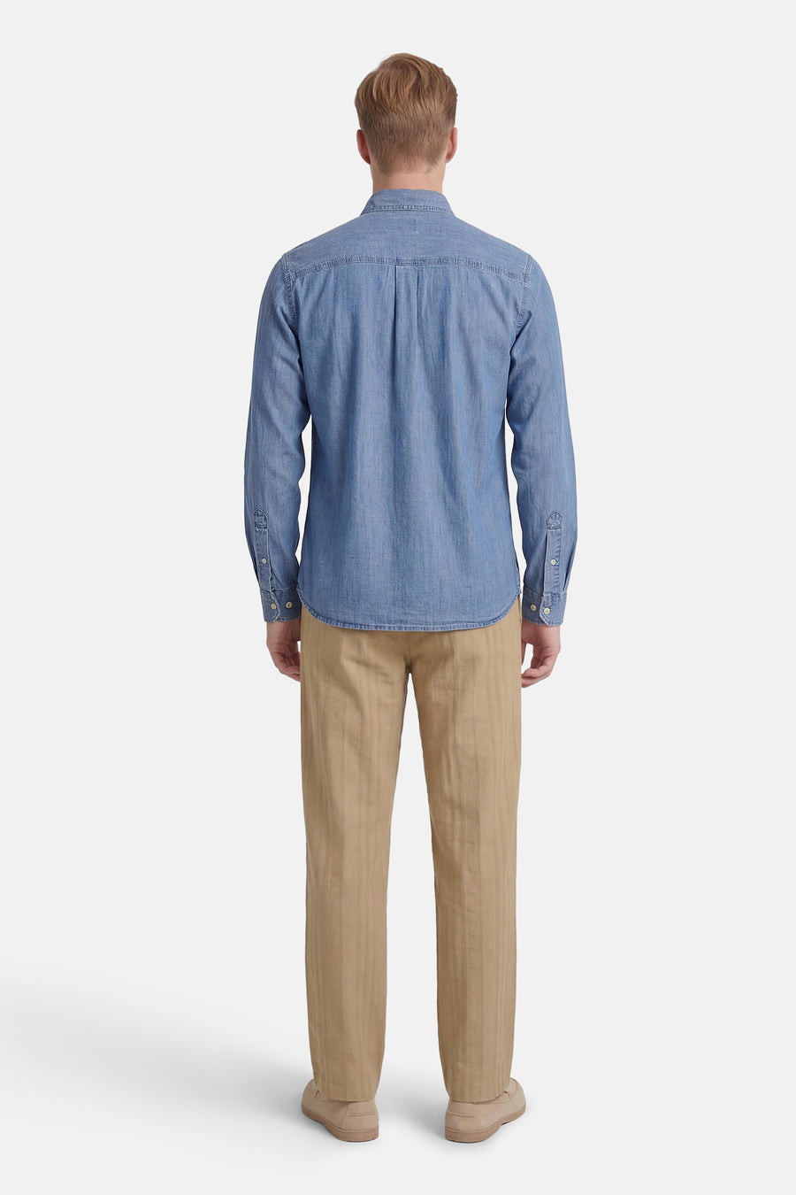 Jeanshemd van midblauw denim van PREMIUM BLUE by JACK & JONES, gezien van achteren, gecombineerd met beige broek en schoenen.