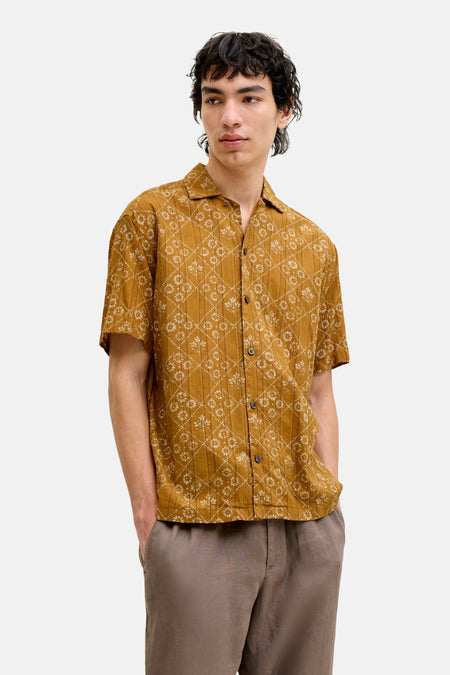 Chemise jaune à manches courtes de PREMIUM by JACK & JONES, à motif à carreaux, motifs floraux, pantalon marron et chaussures beiges.
