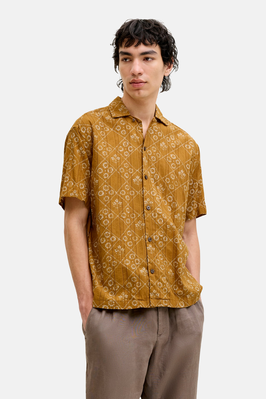 Chemise jaune à manches courtes de PREMIUM by JACK & JONES, à motif à carreaux, motifs floraux, pantalon marron et chaussures beiges.