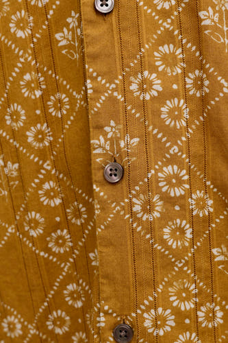 Chemise jaune de PREMIUM by JACK & JONES avec motif à fleurs et pois blancs, rayures texturées verticales et boutons foncés, gros plan.