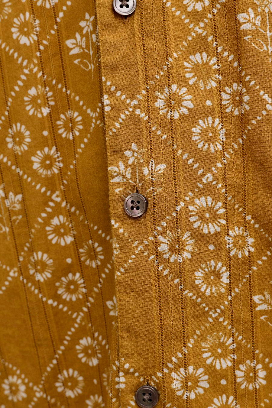 Chemise jaune de PREMIUM by JACK & JONES avec motif à fleurs et pois blancs, rayures texturées verticales et boutons foncés, gros plan.