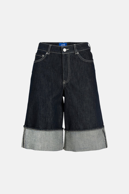 Donkerblauwe denim short van JJXX, met een brede omslag en witte stiksels.