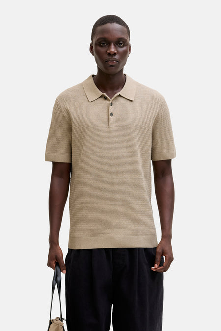 Beige polo met korte mouwen van PREMIUM BLUE by JACK & JONES, met een fijne textuur en zwarte knopen.