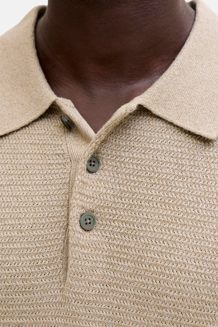 Beige polo met korte mouwen van PREMIUM BLUE by JACK & JONES, met knoopsluiting en fijne breistructuur.
