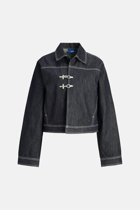 Donkerblauwe jeansjas van JJXX met lange mouwen, witte stiksels en een zilverkleurige sluiting.
