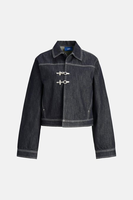 Donkerblauwe jeansjas van JJXX met lange mouwen, witte stiksels en een zilverkleurige sluiting.
