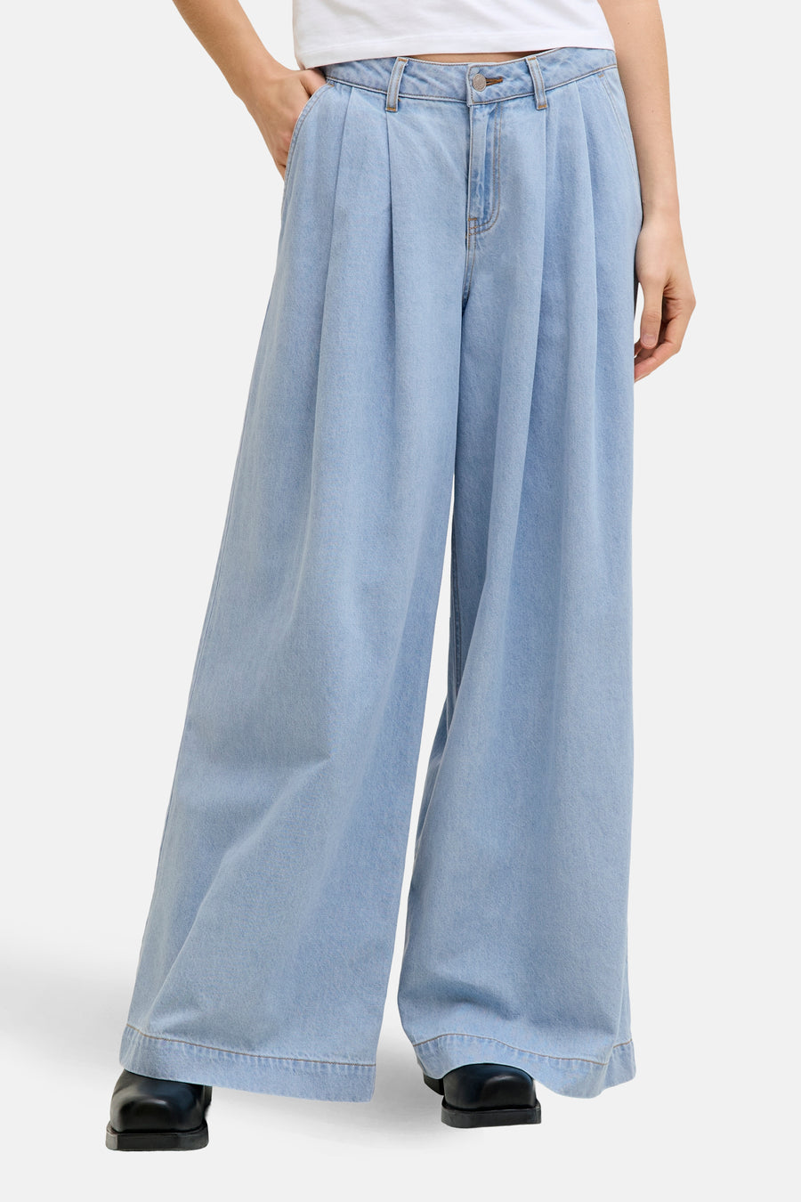 PALMA jeans wide van lichtblauw denim van JJXX, met plooien aan de voorkant en wijde pijpen.
