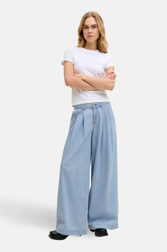 Wijde jeans van lichtblauw denim van JJXX, met hoge taille en nonchalante styling.
