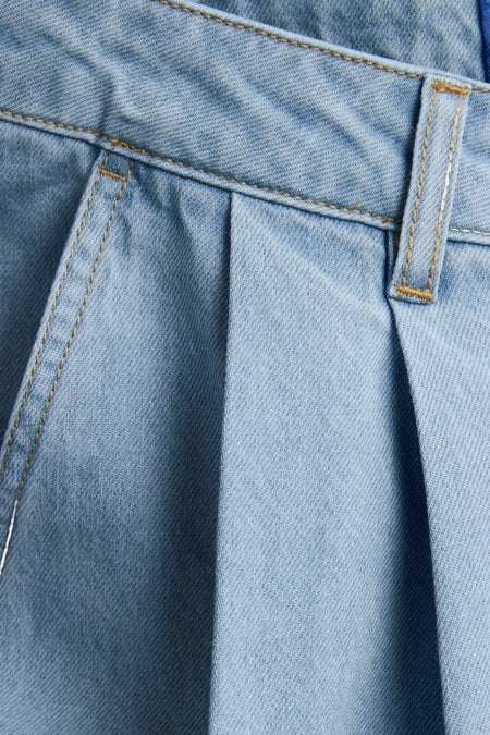 Lichtblauwe denim jeans van JJXX, met plooien en stikselsdetails.

