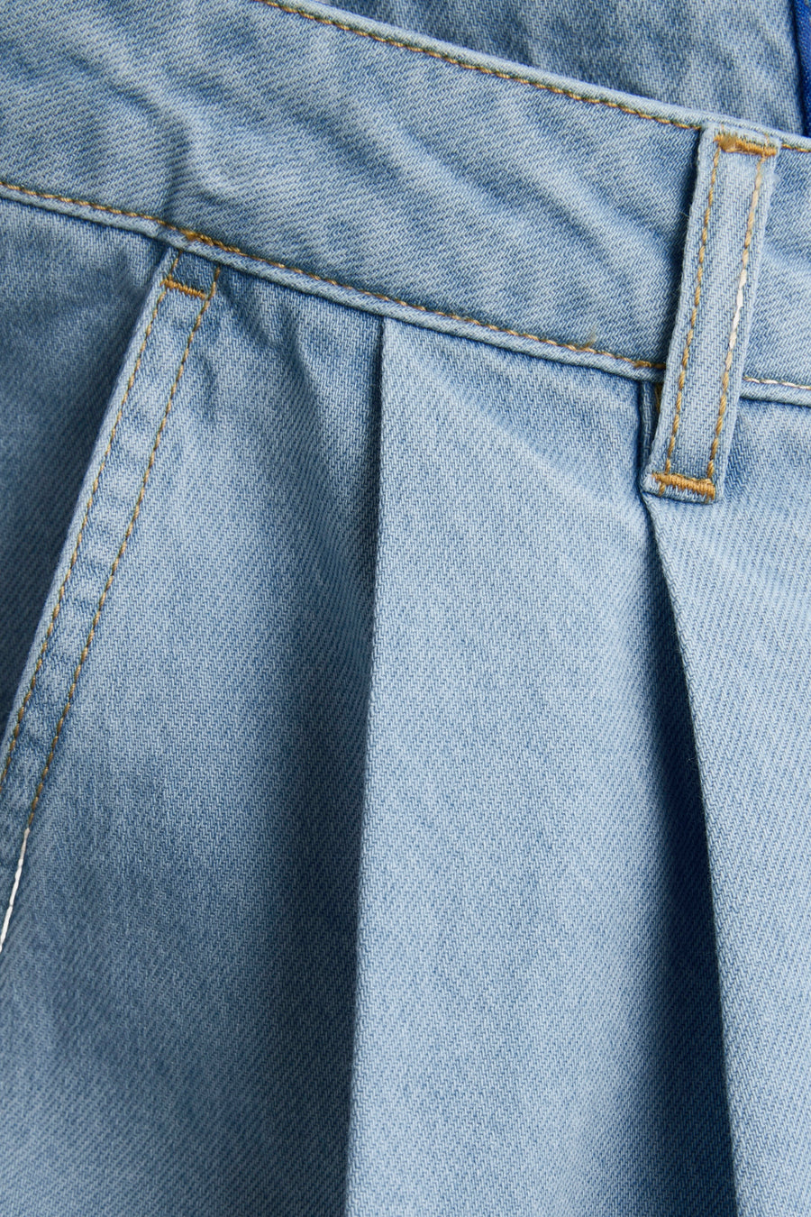 Lichtblauwe denim jeans van JJXX, met plooien en stikselsdetails.
