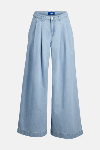Lichtblauwe denim jeans wide van JJXX, met plooien aan de voorkant en wijde pijpen.
