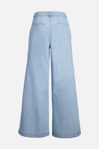 PALMA jeans wide van lichtblauw denim van JJXX, met wijde pijpen en achterzakken op een witte achtergrond.
