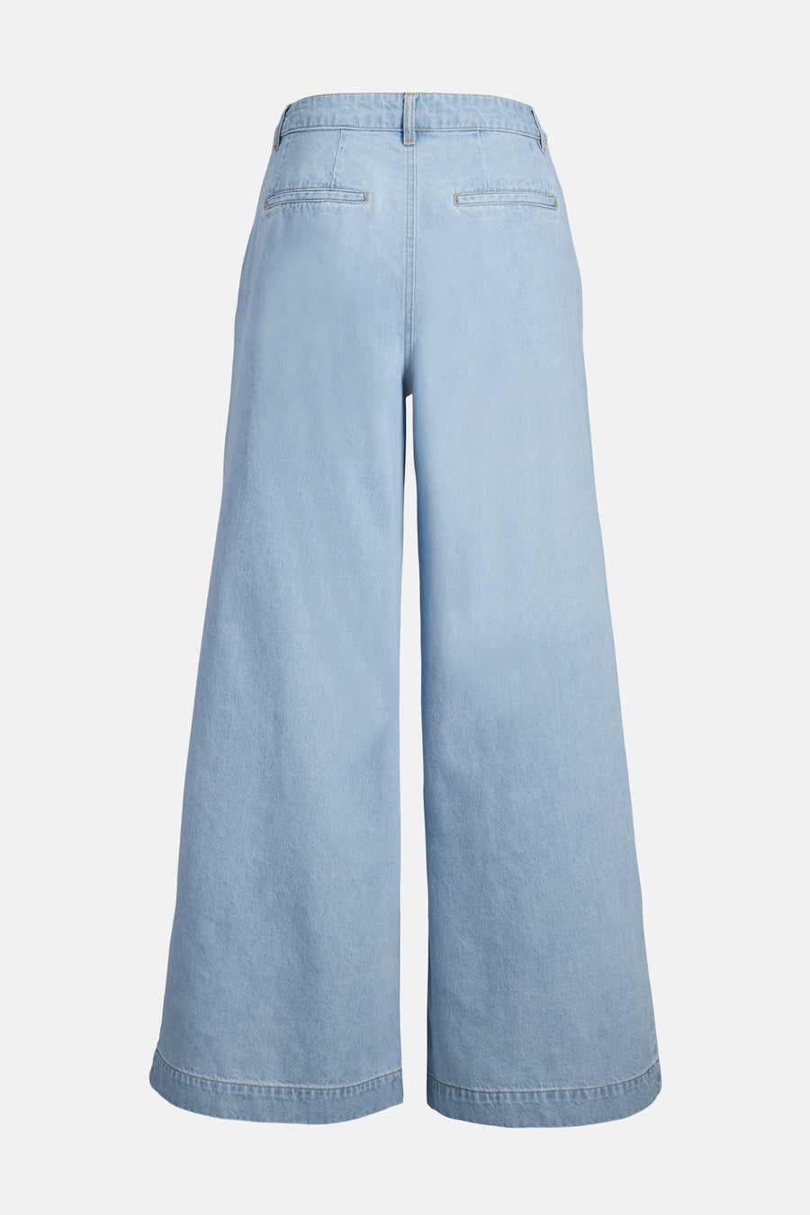 PALMA jeans wide van lichtblauw denim van JJXX, met wijde pijpen en achterzakken op een witte achtergrond.
