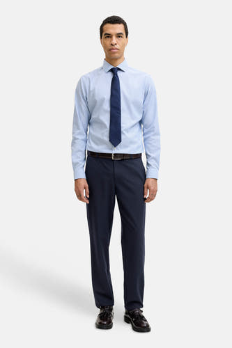 Blauwe broek van JACK & JONES JEANS INTELLIGENCE, gecombineerd met een gestreept overhemd, een stropdas en leren schoenen.