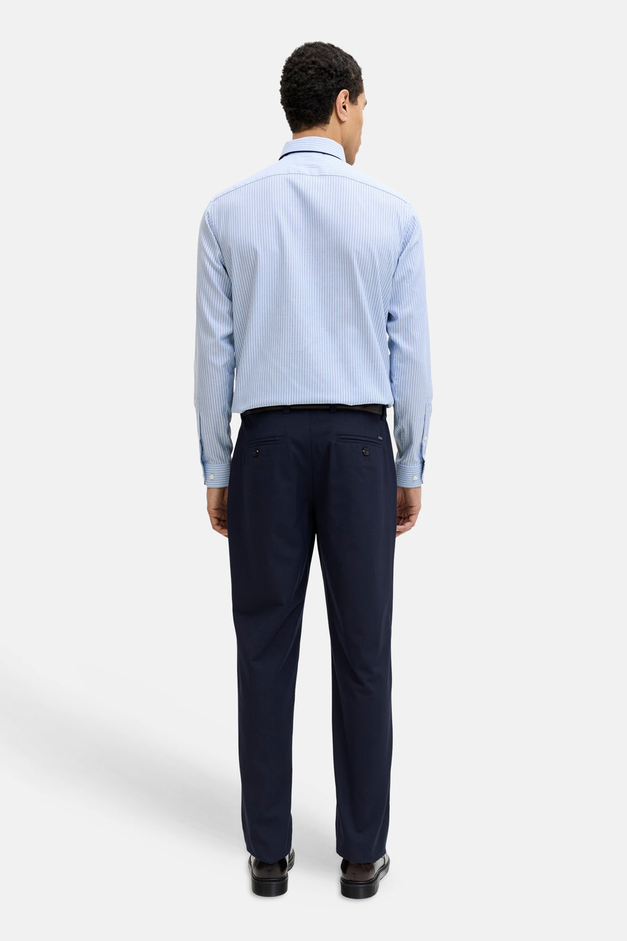 Pantalon bleu de JACK & JONES JEANS INTELLIGENCE, avec un design uni et des jambes longues, vu de dos.