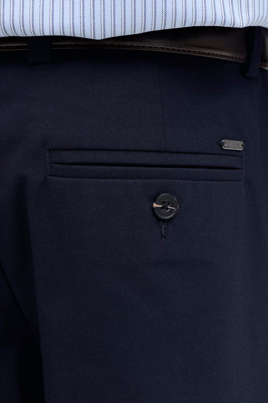 Pantalon bleu de JACK & JONES JEANS INTELLIGENCE, avec poche à bouton et détail métallique.