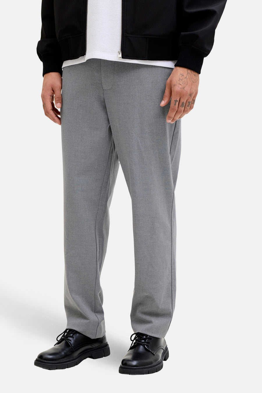 Pantalon gris de JACK & JONES JEANS INTELLIGENCE, combiné avec un polo blanc et un blouson bomber noir.