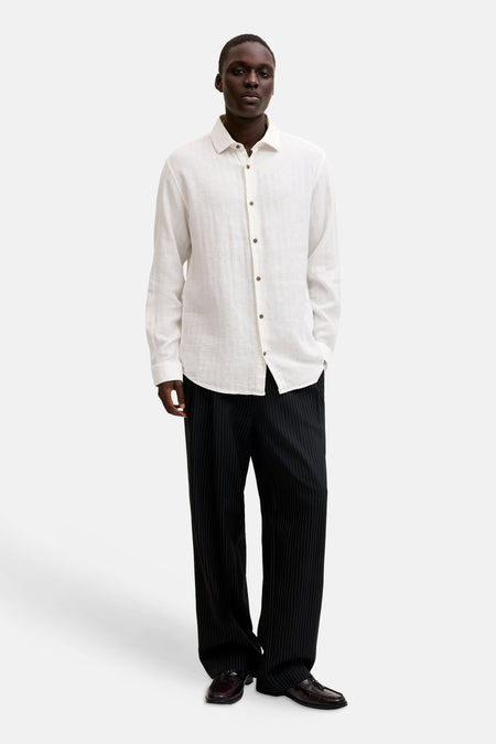 Wit linnenlook overhemd met lange mouwen van PREMIUM by JACK & JONES, gedragen met zwarte pinstripe broek en donkerbruine loafers.