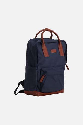 Blauwe rugzak van ACCESSORIES BY JACK & JONES met bruine leren details en draaghengels, en een voorvak.
