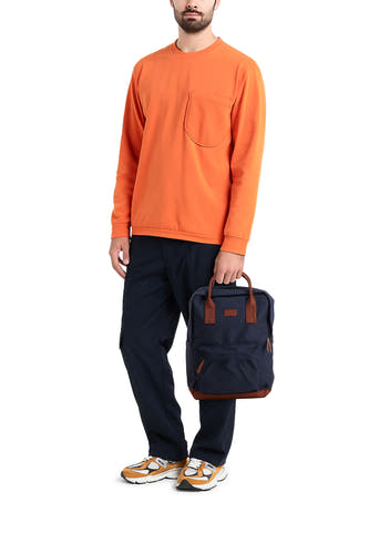 Sac à dos bleu de ACCESSORIES BY JACK & JONES, avec des accents en cuir marron et une fermeture à glissière, porté par un mannequin.