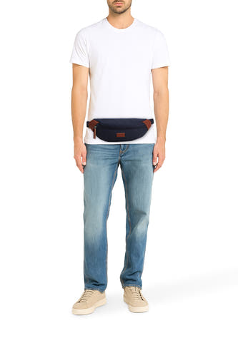 Blauwe schoudertas van ACCESSORIES BY JACK & JONES, gedragen rond de taille, met bruin lederen accenten, gecombineerd met een wit T-shirt en jeans.