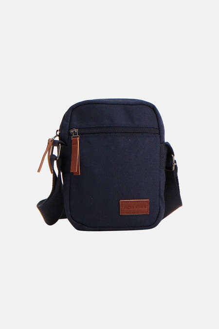 Blauwe schoudertas van ACCESSORIES BY JACK & JONES, met bruine leren accenten en verstelbare schouderband.