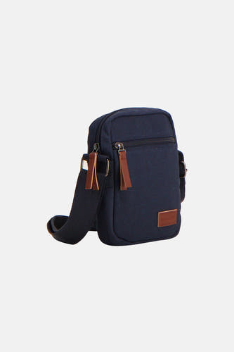 Blauwe schoudertas van ACCESSORIES BY JACK & JONES met bruine leren accenten en een verstelbare band.