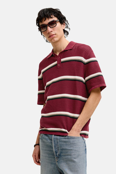 Rode polo met korte mouwen van ORIGINALS BY JACK & JONES, met gestreept patroon en gedragen met een jeans.