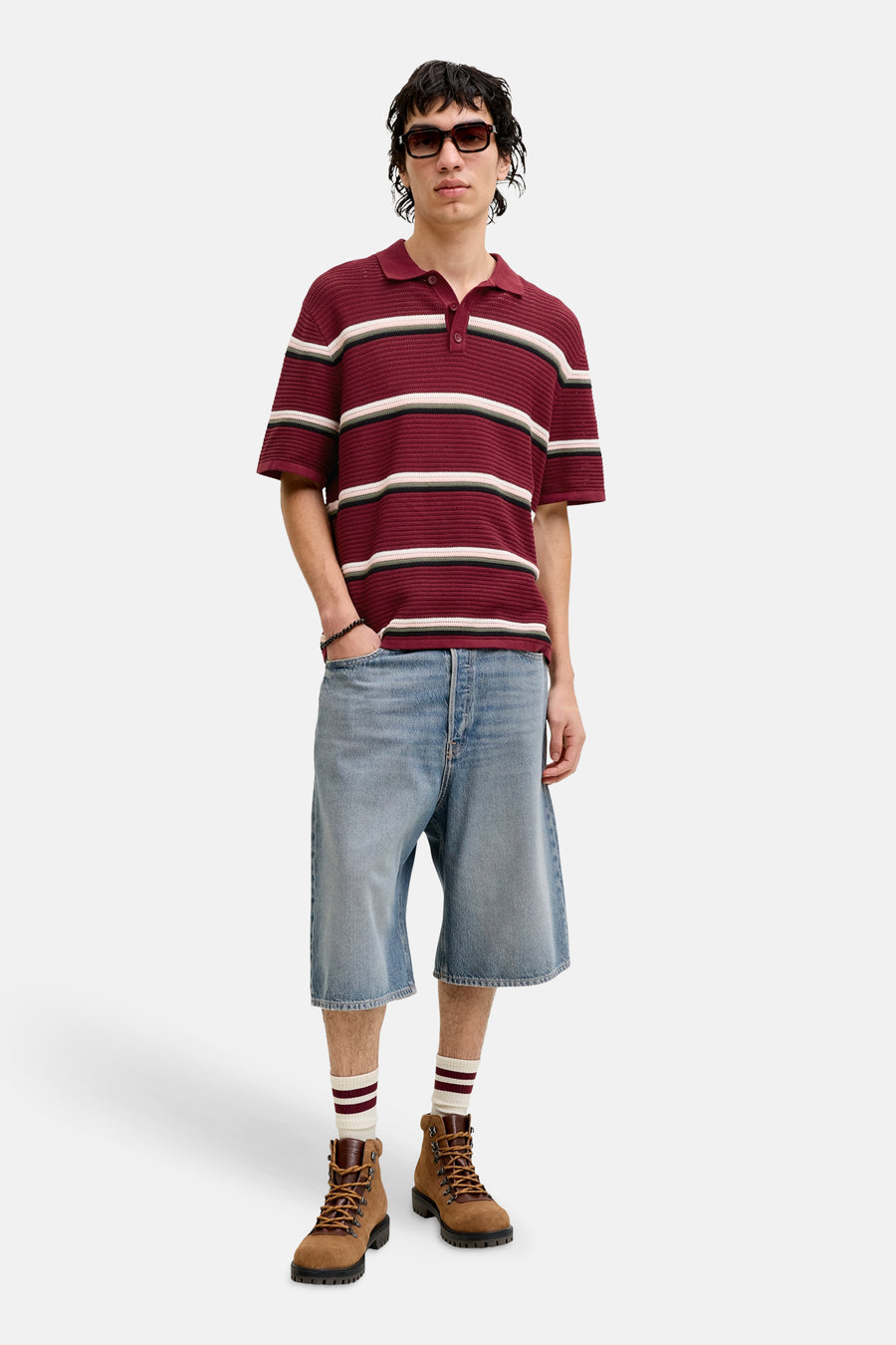 Polo rouge à manches courtes de ORIGINALS BY JACK & JONES, à motif rayé et porté avec un short en jean.