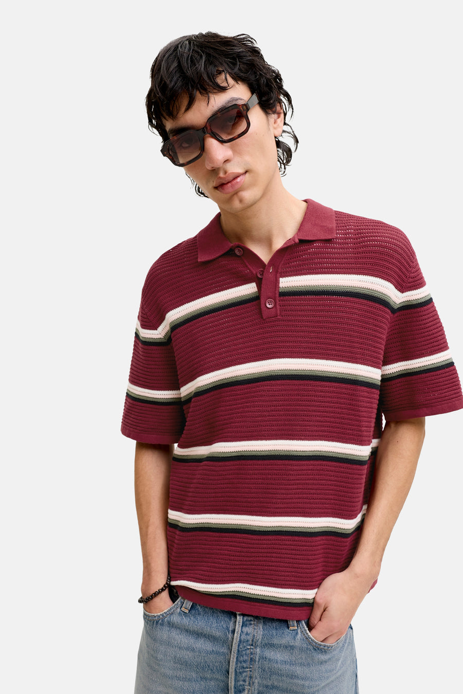 Polo rouge à manches courtes de ORIGINALS BY JACK & JONES, avec des rayures horizontales et porté avec un jean.
