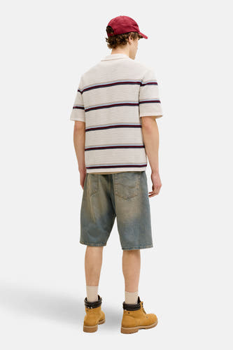 Multikleurig poloshirt van ORIGINALS BY JACK & JONES, met streepjespatroon, gedragen met denim shorts en bruine boots.