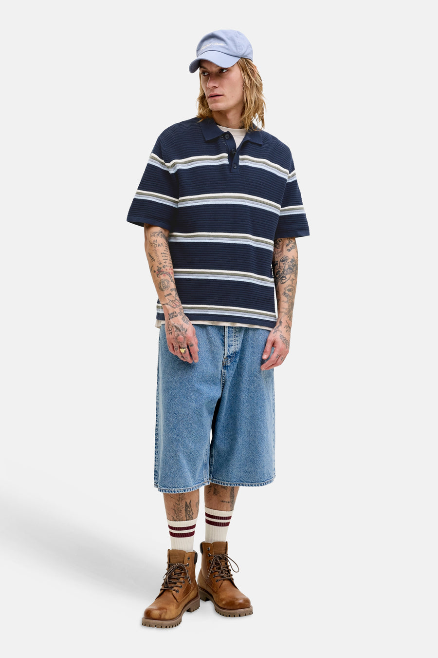 Blauwe polo van ORIGINALS BY JACK & JONES, met horizontale strepen en een losse pasvorm, gedragen met denim shorts en bruine laarzen.