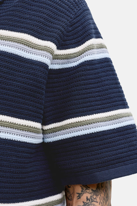 Polo bleu de ORIGINALS BY JACK & JONES, avec détails rayés sur la manche et texture finement tricotée.