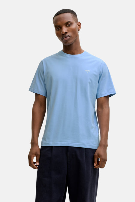 Blauw T-shirt met korte mouwen van PREMIUM by JACK & JONES, met een klein logo en gedragen met een donkere broek.