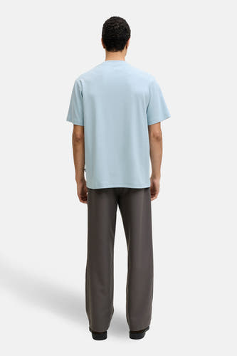 Blauw T-shirt met korte mouwen van PREMIUM by JACK & JONES, gezien van achteren, gecombineerd met bruine broek.

