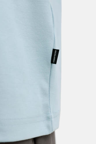 Blauw T-shirt met korte mouwen van PREMIUM by JACK & JONES, met een klein zwart merklabel aan de zijkant.
