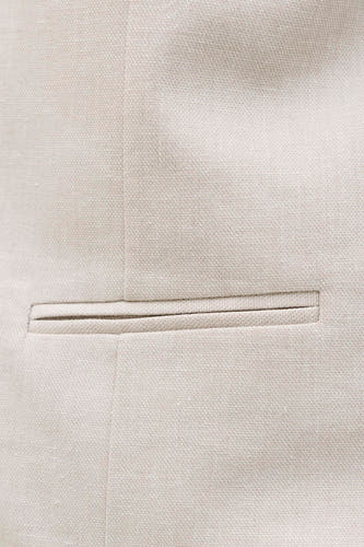 Ecru gilet van PREMIUM by JACK & JONES, close-up detail met een borstzak en subtiele stoftextuur.
