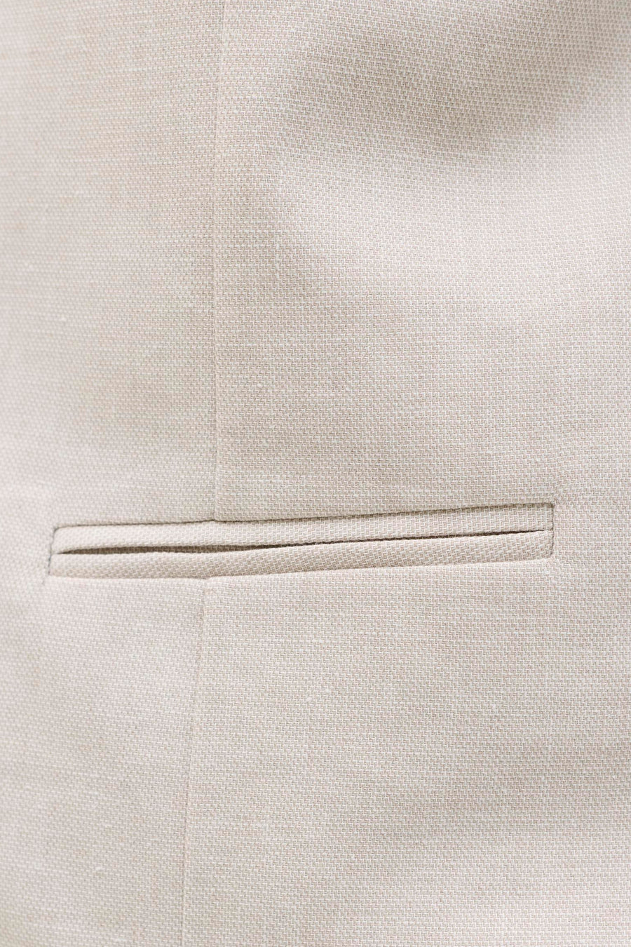 Ecru gilet van PREMIUM by JACK & JONES, close-up detail met een borstzak en subtiele stoftextuur.
