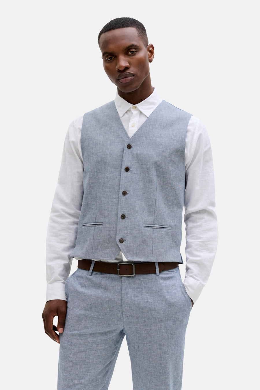 Gilet bleu de PREMIUM by JACK & JONES, avec boutons marron et une texture subtile.
