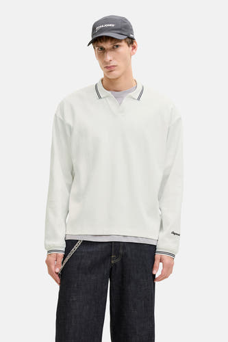 Witte sweater van ORIGINALS BY JACK & JONES, met verticale strepen, een polokraag en donkere jeans met ketting.