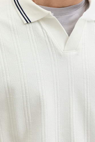 Witte sweater van ORIGINALS BY JACK & JONES, met ribbels en een polokraagje, gecombineerd met een grijs T-shirt.