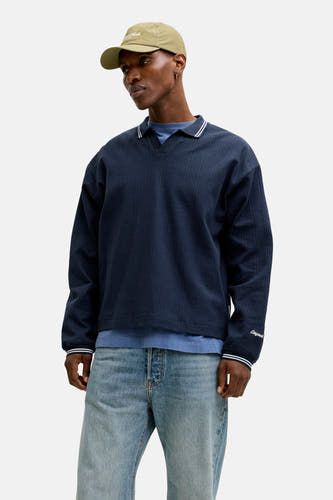 Blauwe sweater van ORIGINALS BY JACK & JONES, met een verticale streeptextuur en een witte gestreepte kraag en manchetten.