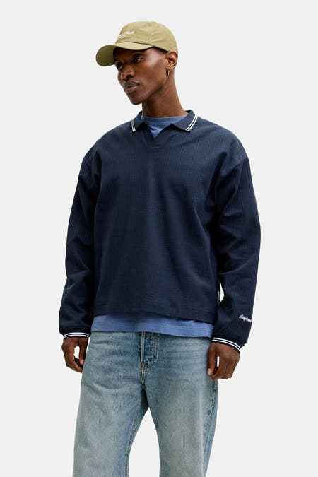 Blauwe sweater van ORIGINALS BY JACK & JONES, met een verticale streeptextuur en een witte gestreepte kraag en manchetten.